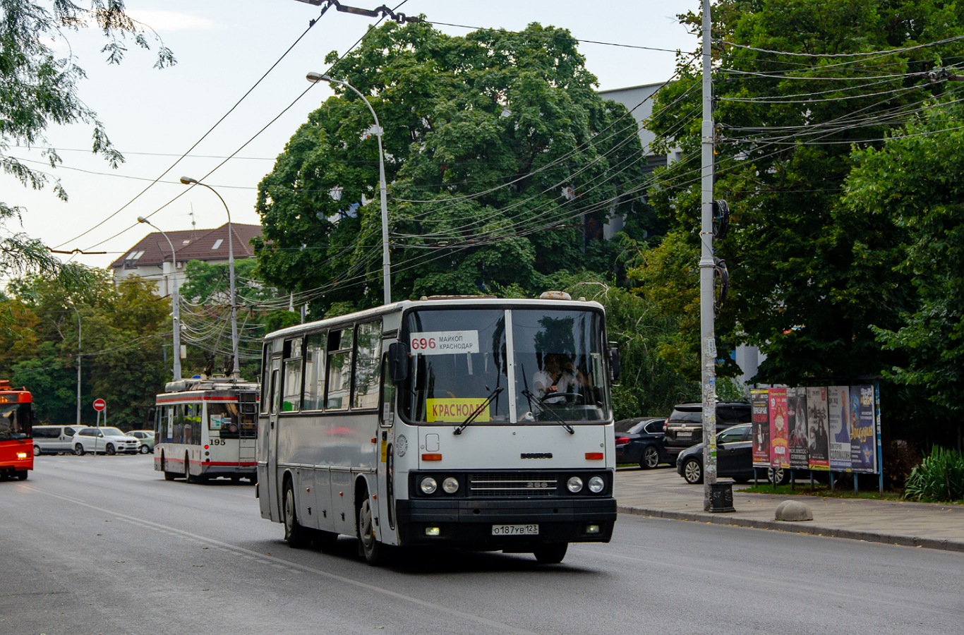 Адыгея, Ikarus 256.21H № О 187 УВ 123