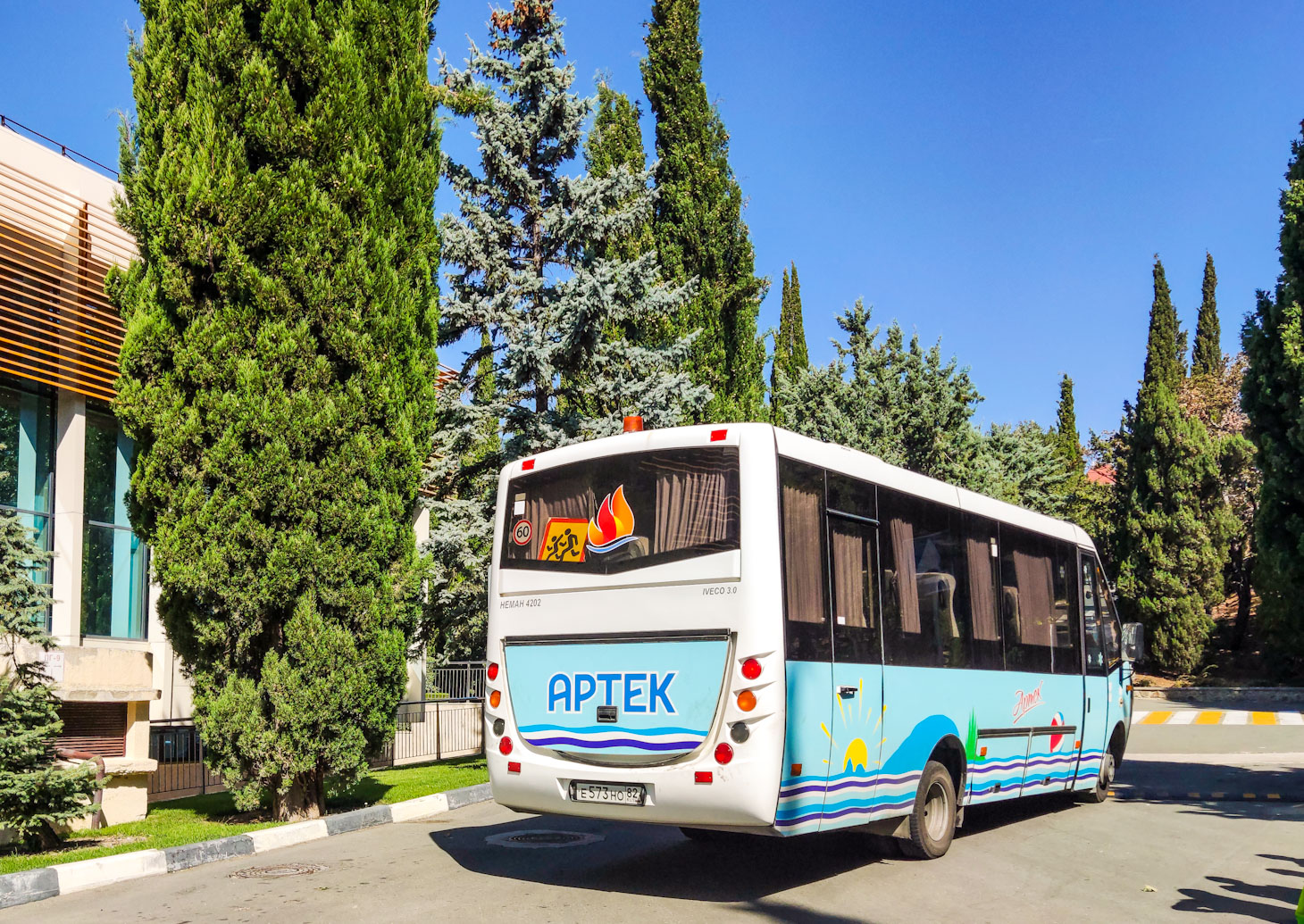 Республика Крым, Неман-420224-11 № Е 573 НО 82