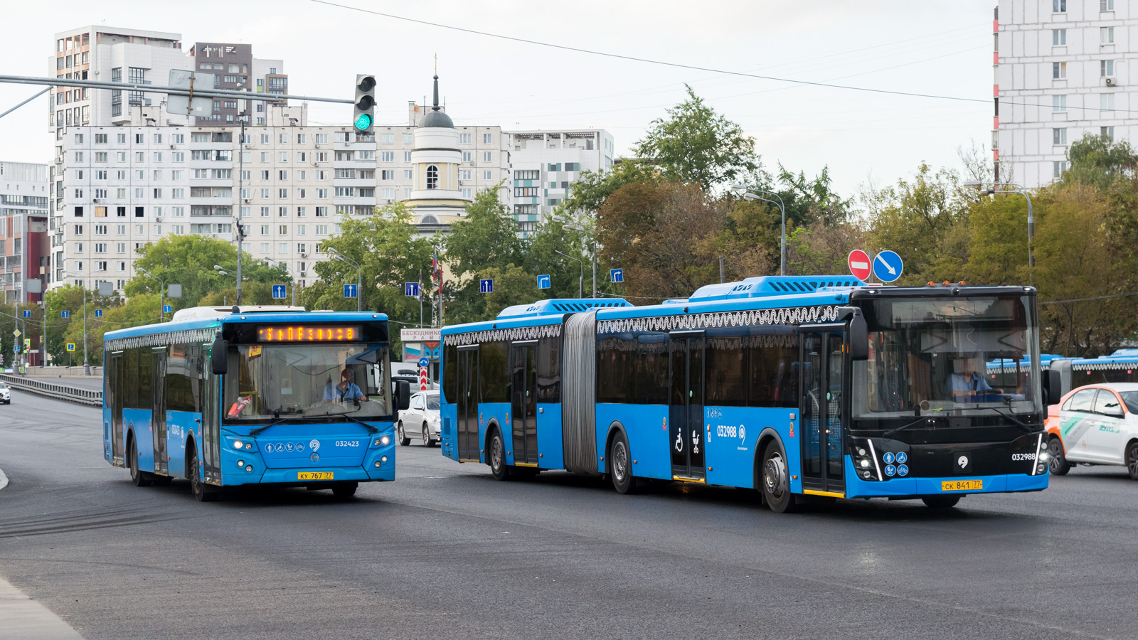 Москва, ЛиАЗ-5292.22 (2-2-2) № 032423; Москва, ЛиАЗ-6213.65 № 032988