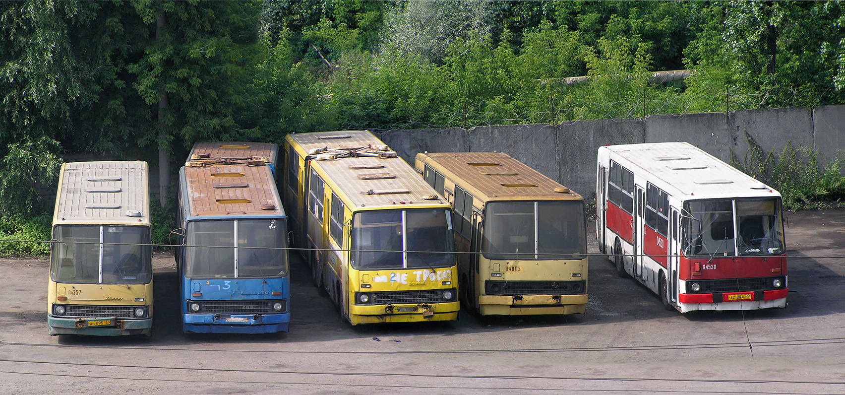 Moskau, Ikarus 260 (280) Nr. 04357; Moskau, Ikarus 280.33 Nr. 04305; Moskau, Ikarus 260 (280) Nr. 04876