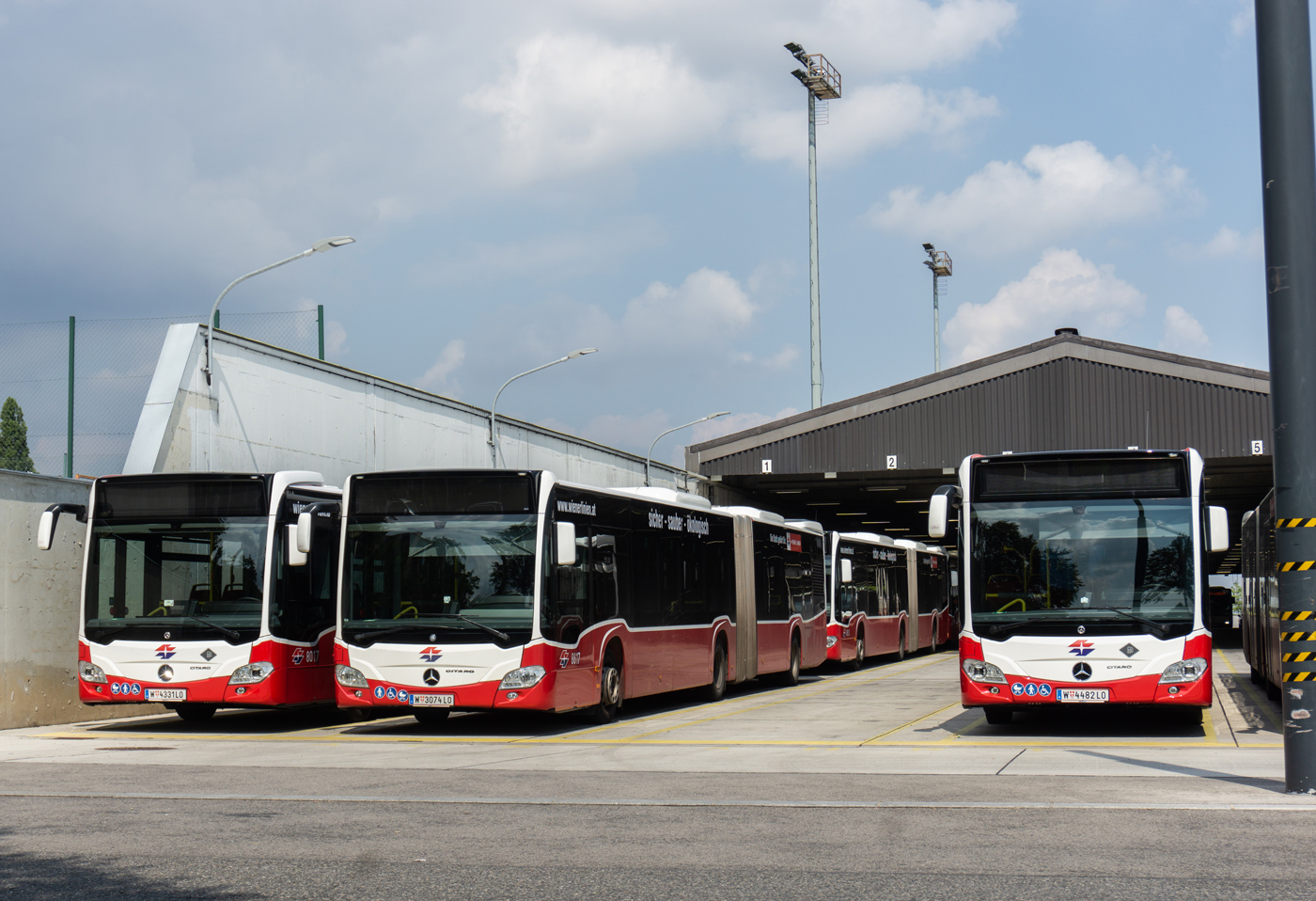 Австрия, Mercedes-Benz Citaro C2 G № 8817; Австрия, Mercedes-Benz Citaro C2 G № 8813; Австрия, Mercedes-Benz Citaro C2 G № 8015