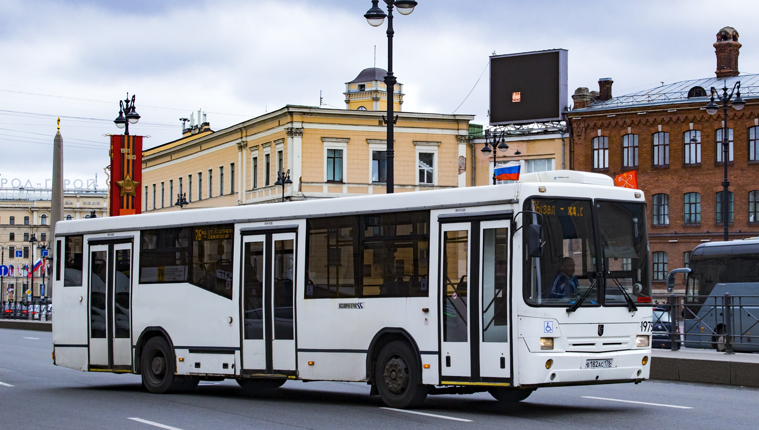 Sankt Petersburg, NefAZ-5299-30-32 Nr 1975