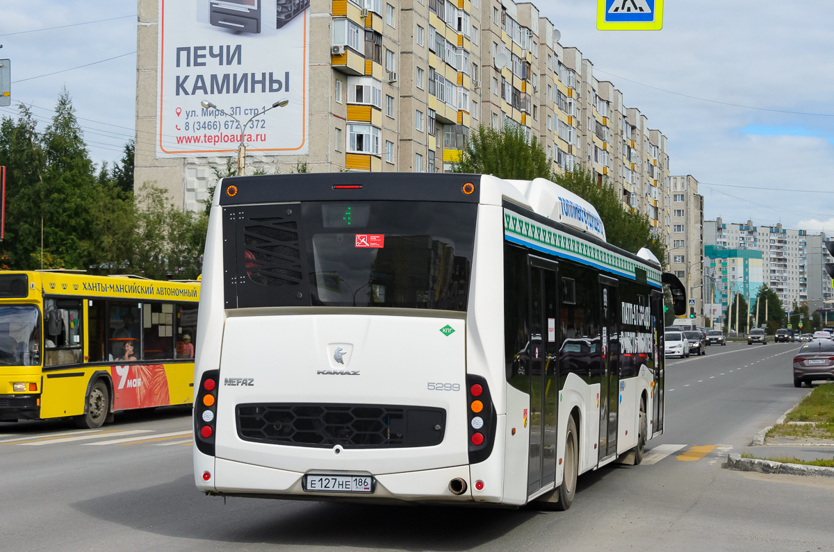 Khanty-Mansi AO, MAZ-103.076 # 0698; Khanty-Mansi AO, NefAZ-5299-40-57 (CNG) # Е 127 НЕ 186