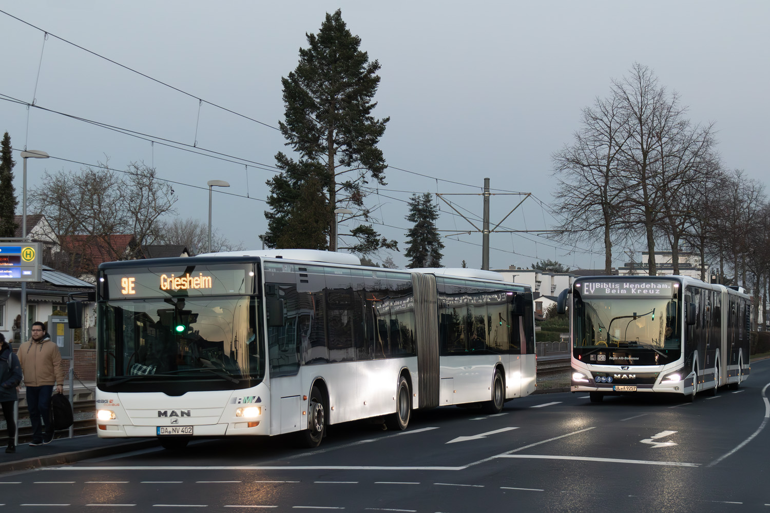 Hesse, MAN A23 Lion's City G NG323 Nr 402; Baden-Württemberg, MAN 18C Lion's City 18 NG360 EfficientHybrid Nr 9257; Hesse — SEV · Riedbahn · Frankfurt am Main <> Mannheim · 01.01.2024 — 22.01.2024