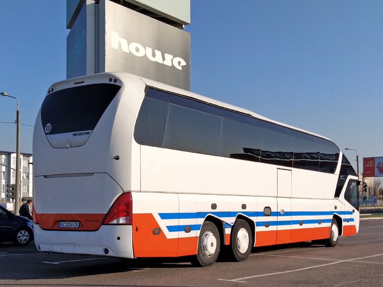 Volyňská oblast, Neoplan P12 N5218/3SHDL Starliner L č. AC 2226 CK