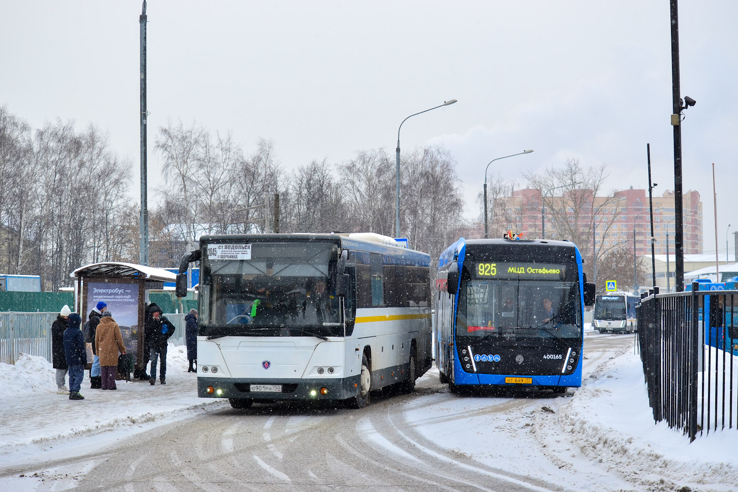 Московская область, ЛиАЗ-5250 № 051044; Москва, КАМАЗ-6282 № 400165