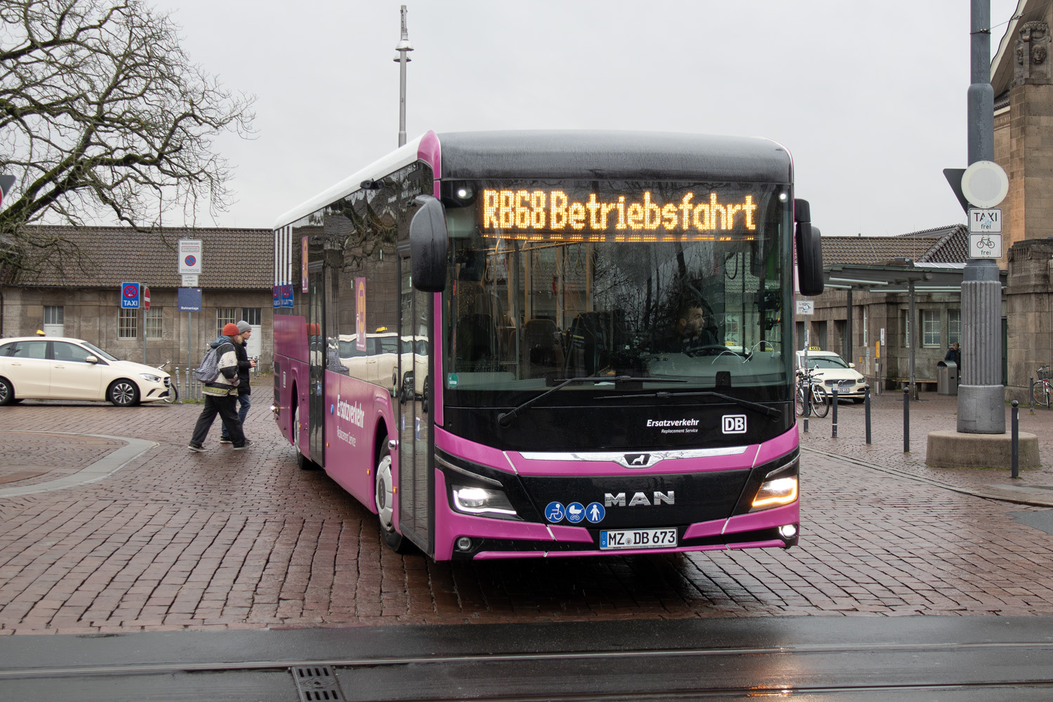 Rajna-Pfalz, MAN 43C Lion's Intercity LE 13 LEÜ360 EfficientHybrid sz.: MZ-DB 673; Hessen — SEV · Main-Neckar-Bahn · Mannheim <> Darmstadt · 02.02.2024 — 26.02.2024