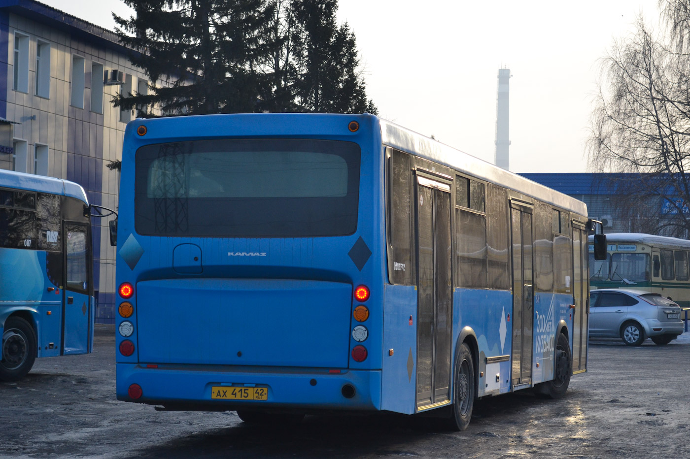 Kemerovo region - Kuzbass, NefAZ-5299-30-52 Nr. 337; Kemerovo region - Kuzbass, LiAZ-677MB Nr. АМ 689 42