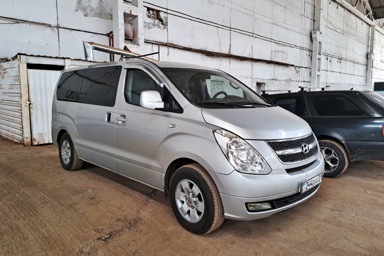 Астана, Hyundai Grand Starex № 244 GVA 01