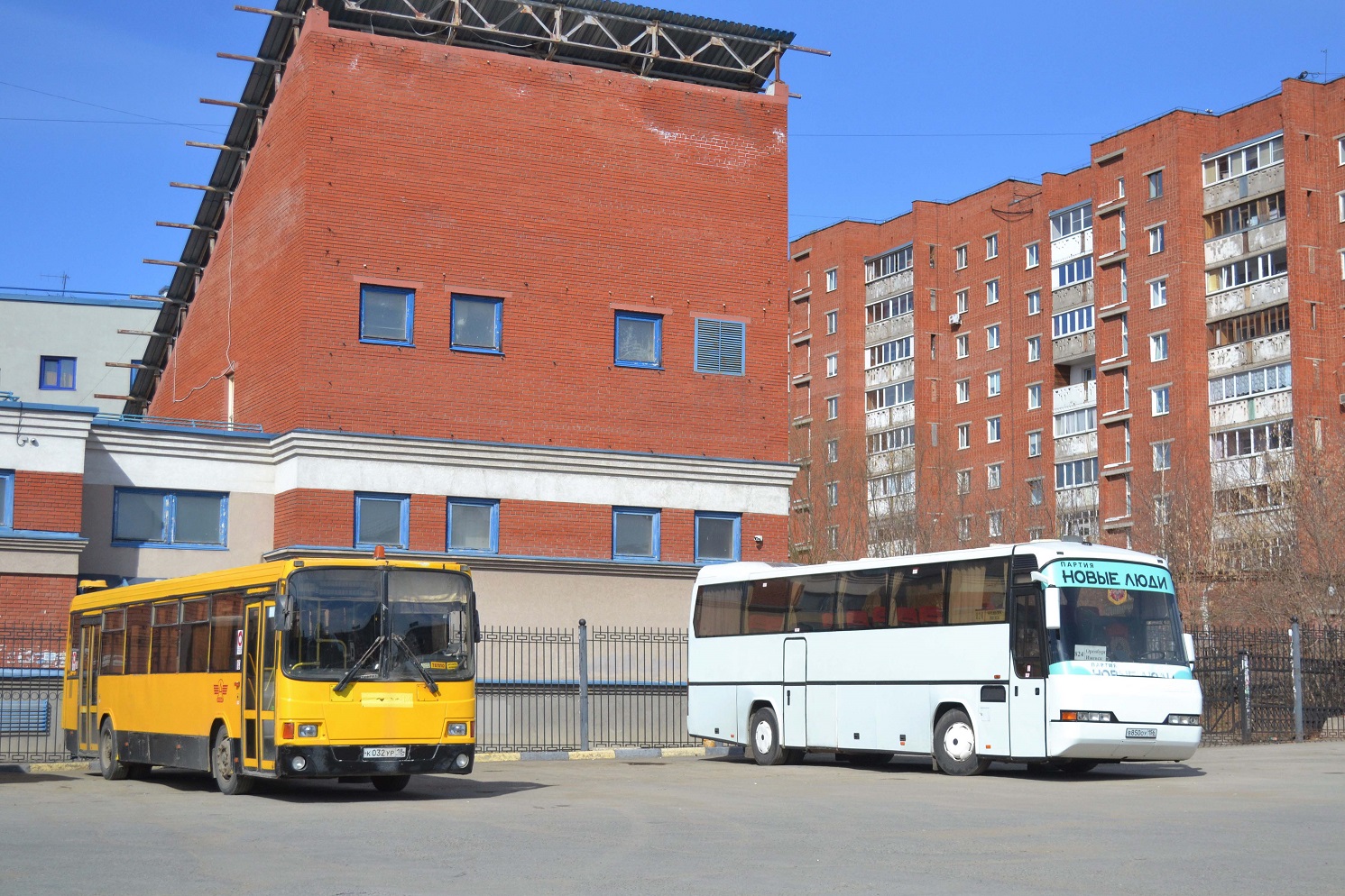 Удмуртия, ЛиАЗ-5256.53-01 № К 032 УР 18; Оренбургская область, Neoplan N316K Euroliner № В 850 ОУ 156