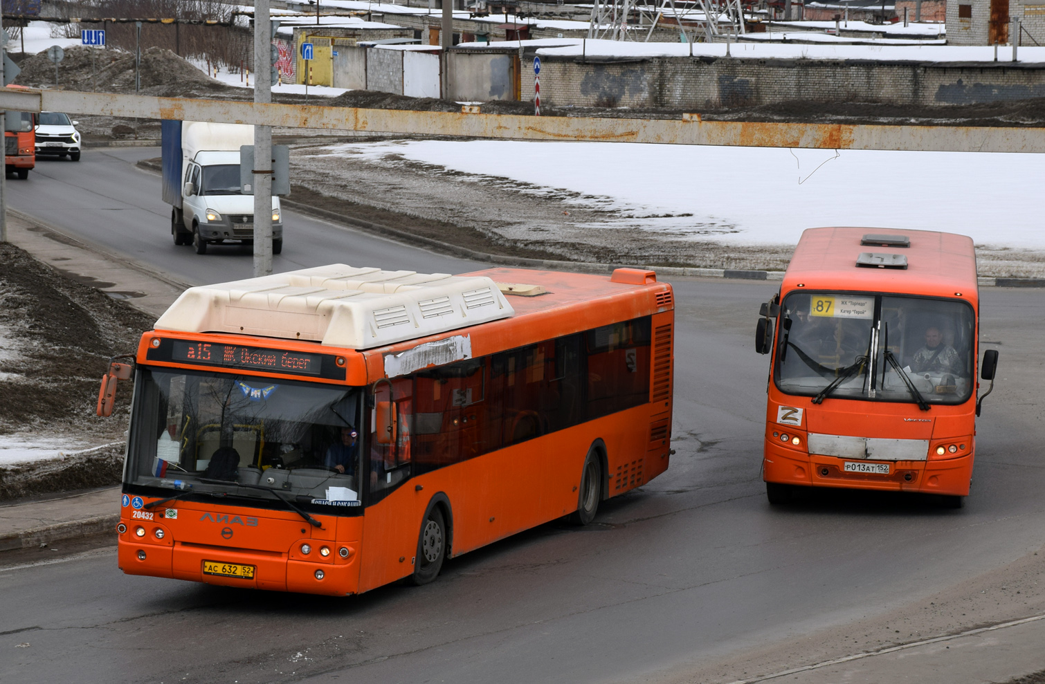 Нижегородская область, ЛиАЗ-5292.67 (CNG) № 20432; Нижегородская область, ПАЗ-320414-05 "Вектор" № Р 013 АТ 152