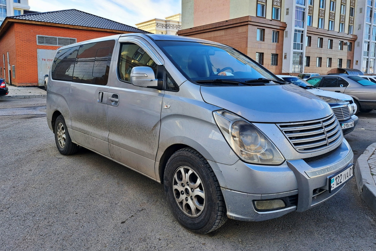 Астана, Hyundai Grand Starex № 122 IVA 01