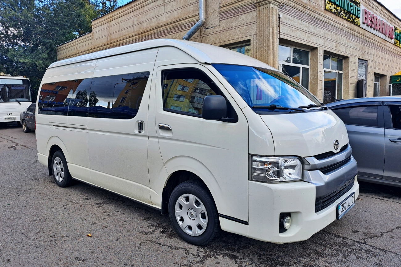 Астана, Toyota HiAce TRH223L № 352 AJ 01