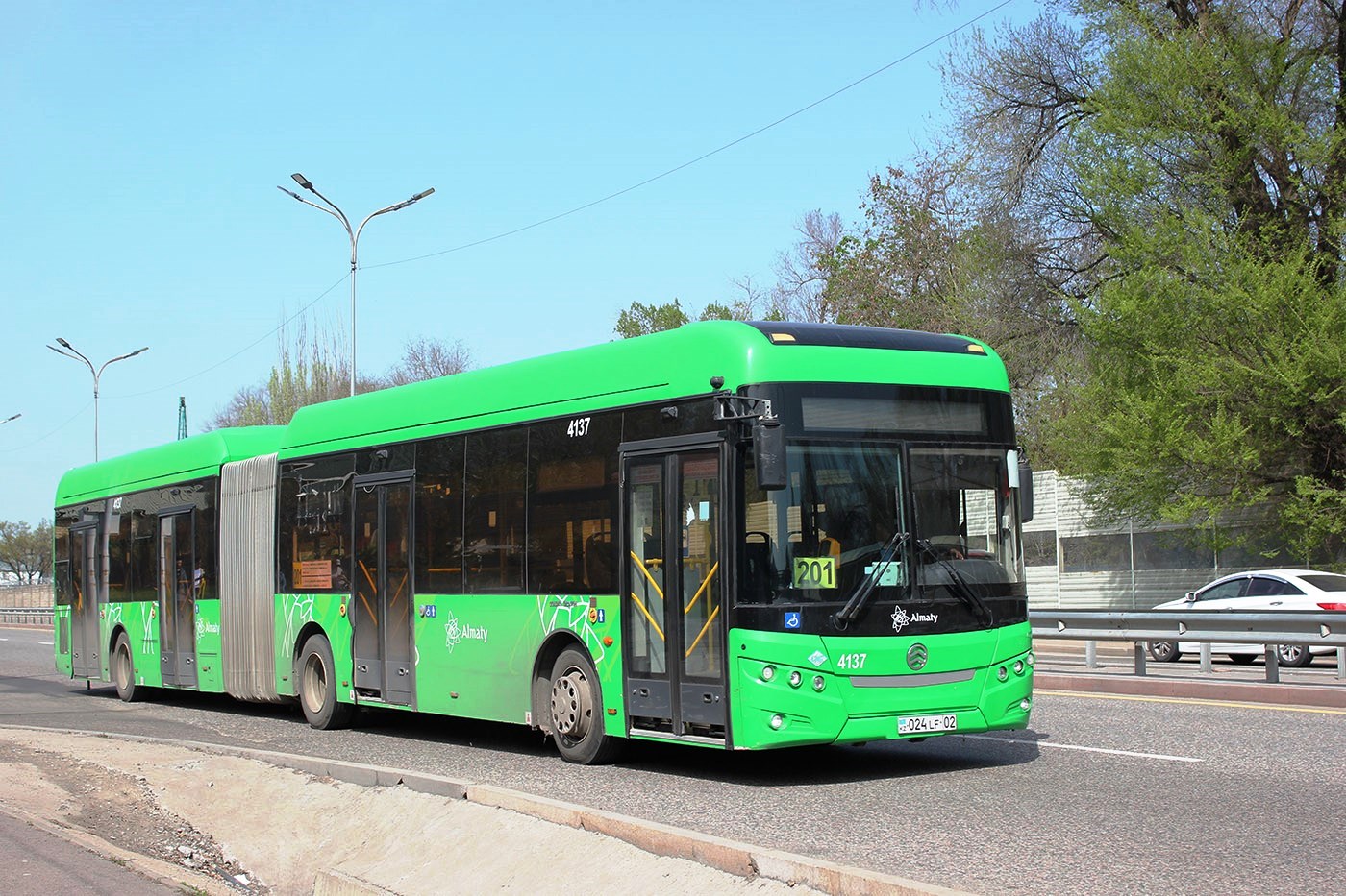 Almaty, Golden Dragon XML6185J13C (Hyundai Trans Auto) Nr. 4137