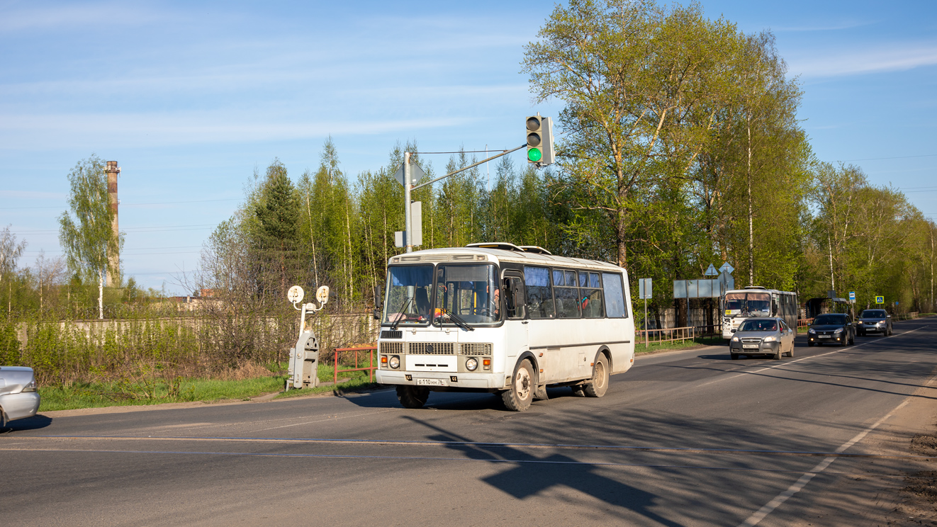 Yaroslavl region, PAZ-32053 Nr. Е 110 НН 76; Yaroslavl region, PAZ-320402-04 Nr. К 226 РО 76