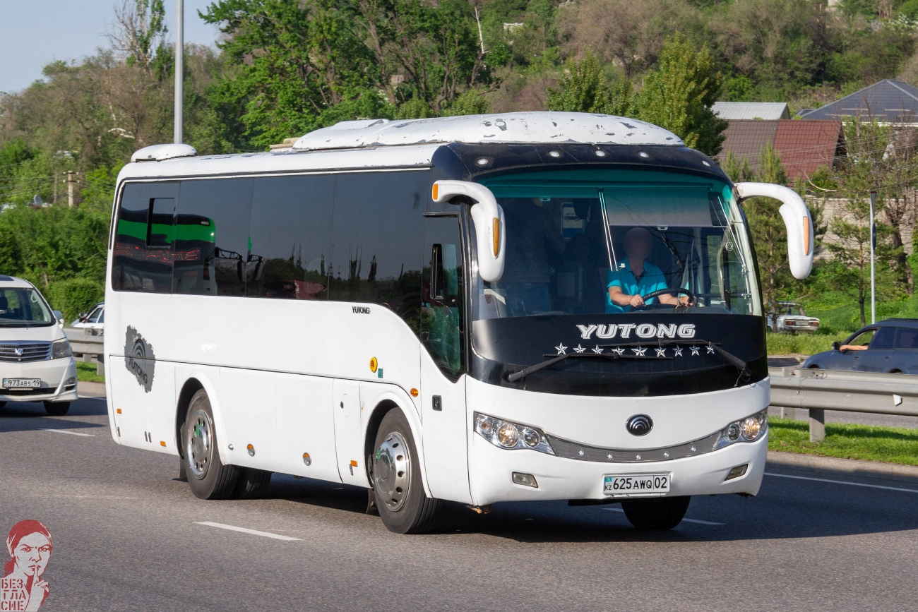 Алматы, Yutong ZK6899HA № 625 AWQ 02