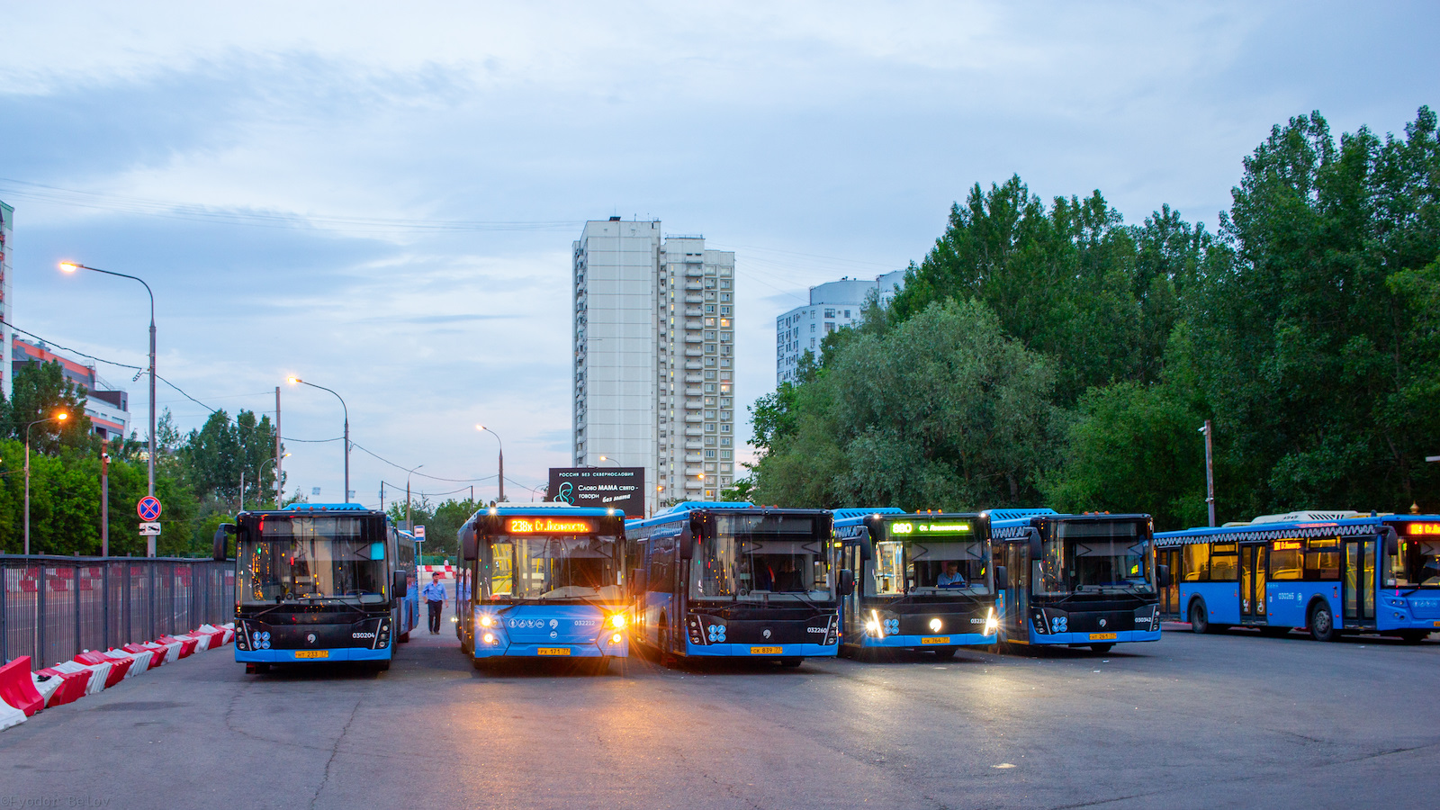 Μόσχα, LiAZ-6213.65 # 030204; Μόσχα, LiAZ-5292.22 (2-2-2) # 032212; Μόσχα — Bus stations