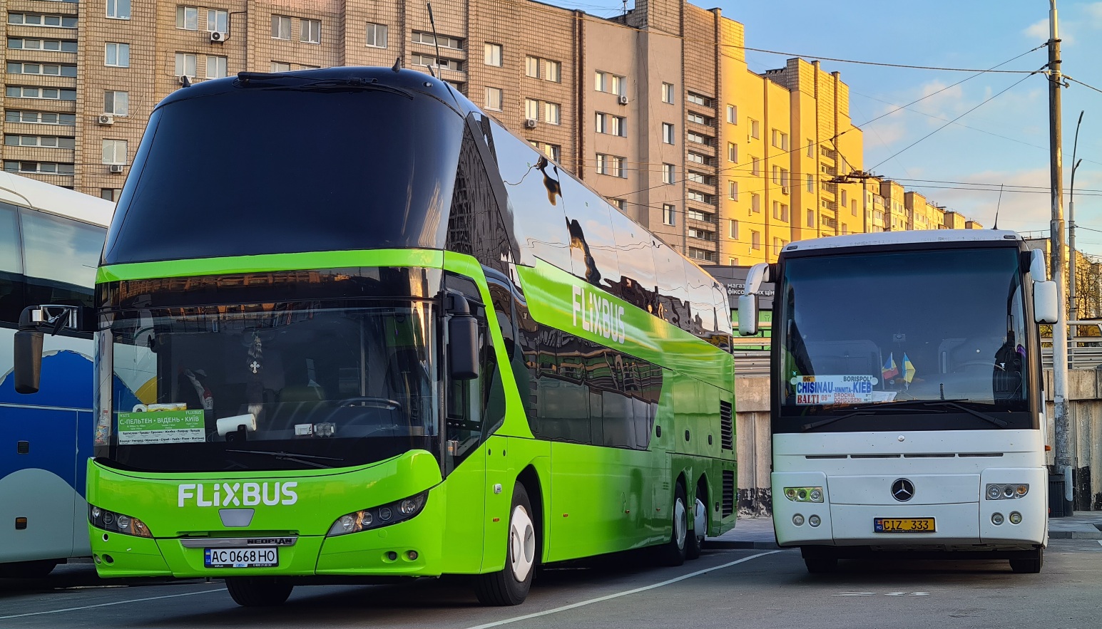 Киев, Neoplan P06 N1222/3L Skyliner L № AC 0668 HO; Молдавия, Mercedes-Benz O350-15RHD Tourismo № CIZ 333