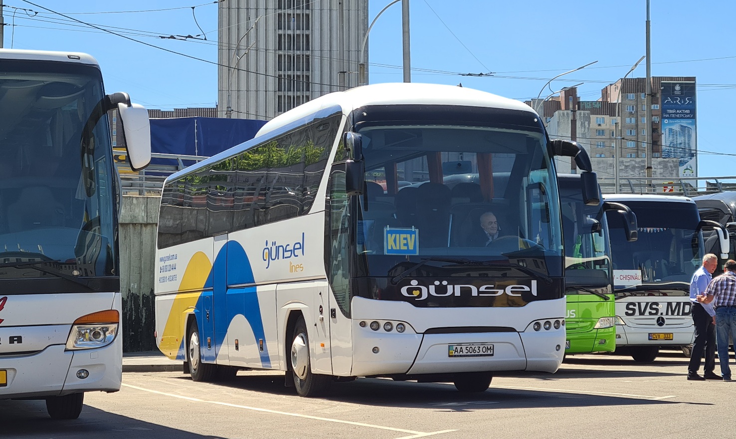 Kiew, Neoplan P21 N2216SHD Tourliner SHD Nr. AA 5063 OM