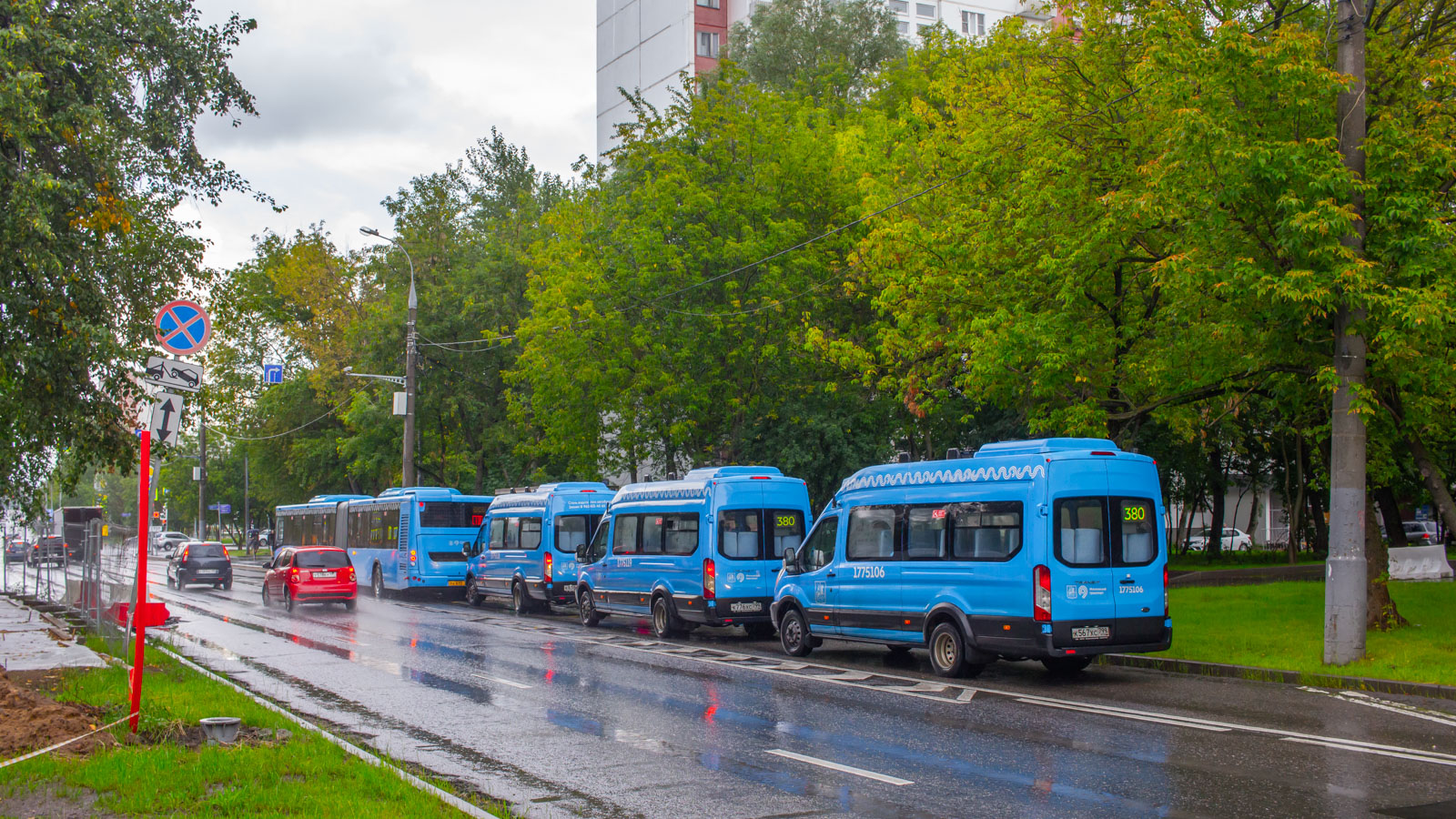 Μόσχα, LiAZ-6213.65 # 032174; Μόσχα, Nizhegorodets-222708 (Ford Transit FBD) # 1775118; Μόσχα, Nizhegorodets-222708 (Ford Transit FBD) # 1775106