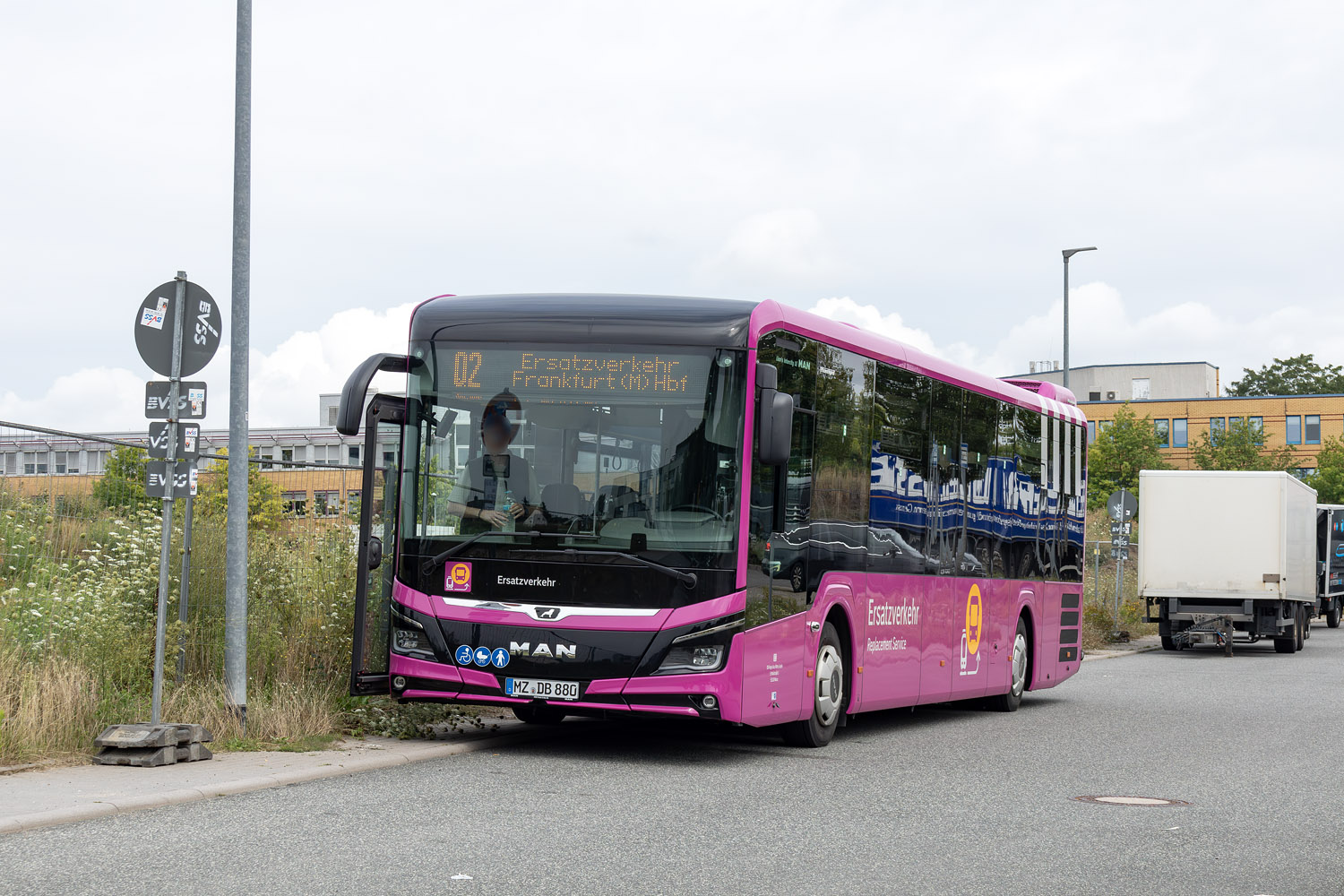 Рейнланд-Пфальц, MAN 43C Lion's Intercity LE 13 LEÜ360 EfficientHybrid № MZ-DB 880; Гессен — SEV · Riedbahn · Frankfurt am Main <> Mannheim · 15.07.2024 — 14.12.2024