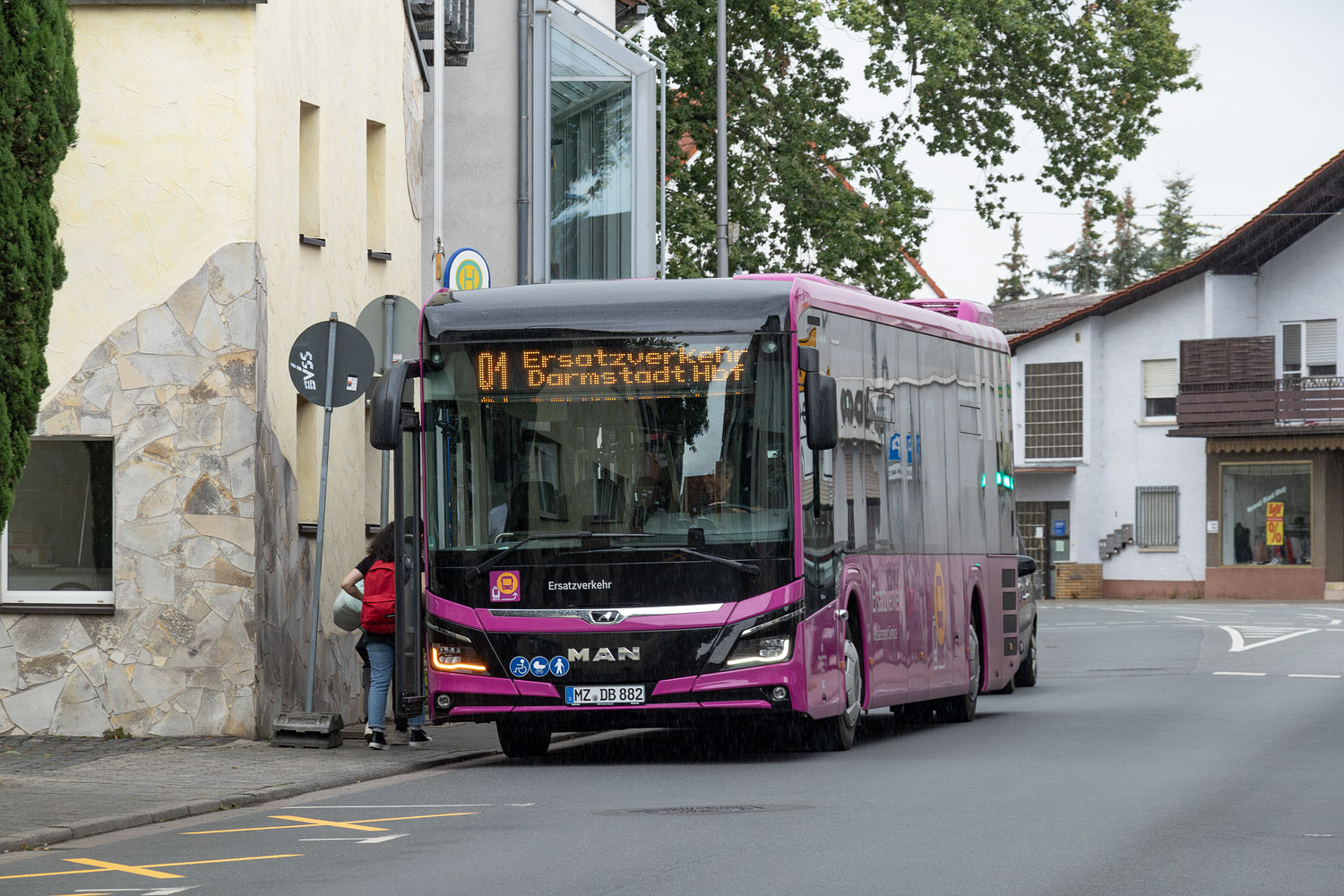 Rhineland-Palatinate, MAN 43C Lion's Intercity LE 13 LEÜ360 EfficientHybrid Nr MZ-DB 882; Hesse — SEV · Riedbahn · Frankfurt am Main <> Mannheim · 15.07.2024 — 14.12.2024