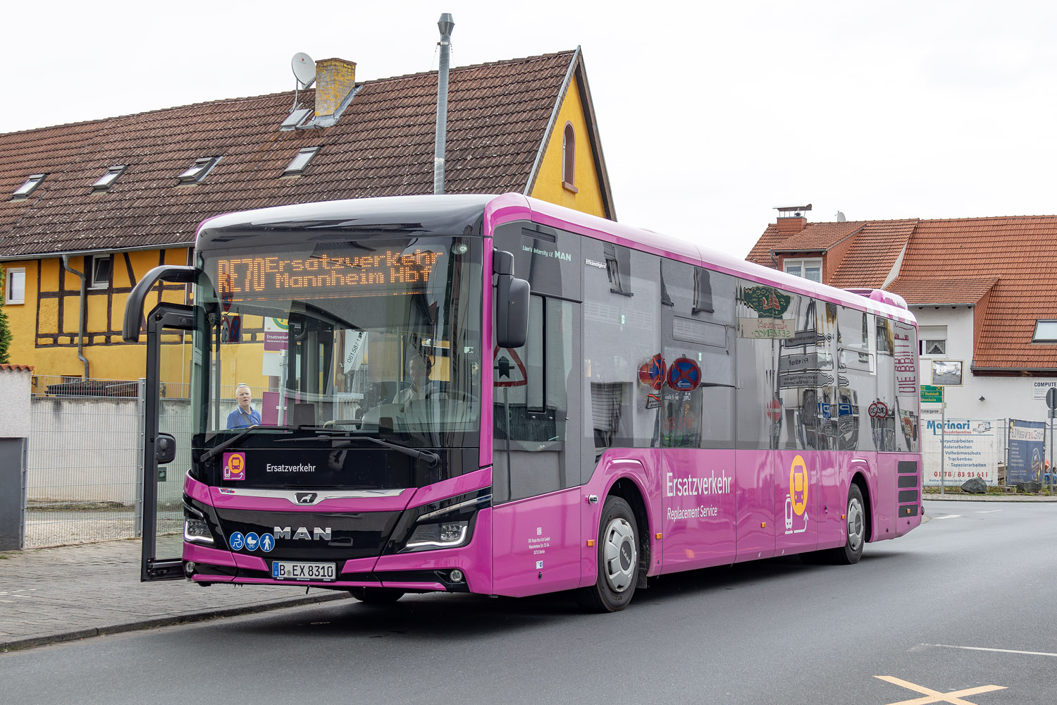 Brandenburg, MAN 43C Lion's Intercity LE 13 LEÜ360 EfficientHybrid Nr. 831; Hesse — SEV · Riedbahn · Frankfurt am Main <> Mannheim · 15.07.2024 — 14.12.2024