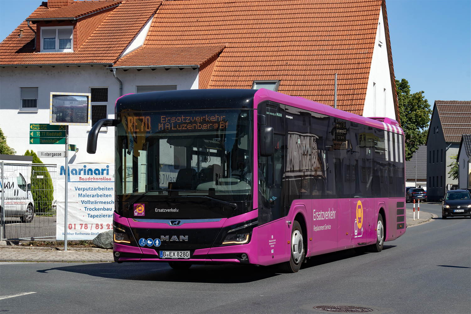 Braniborsko, MAN 43C Lion's Intercity LE 13 LEÜ360 EfficientHybrid č. 828; Hesenko — SEV · Riedbahn · Frankfurt am Main <> Mannheim · 15.07.2024 — 14.12.2024