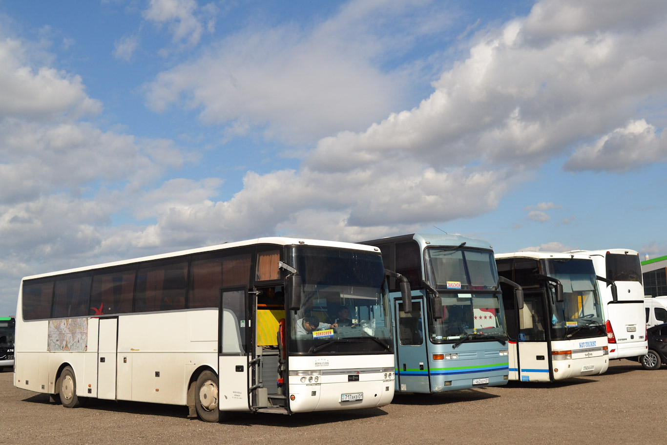 Astana, Van Hool T915 Alicron Nr. 717 AKB 01; Astana, Yutong ZK6122* Nr. 679 AOP 01