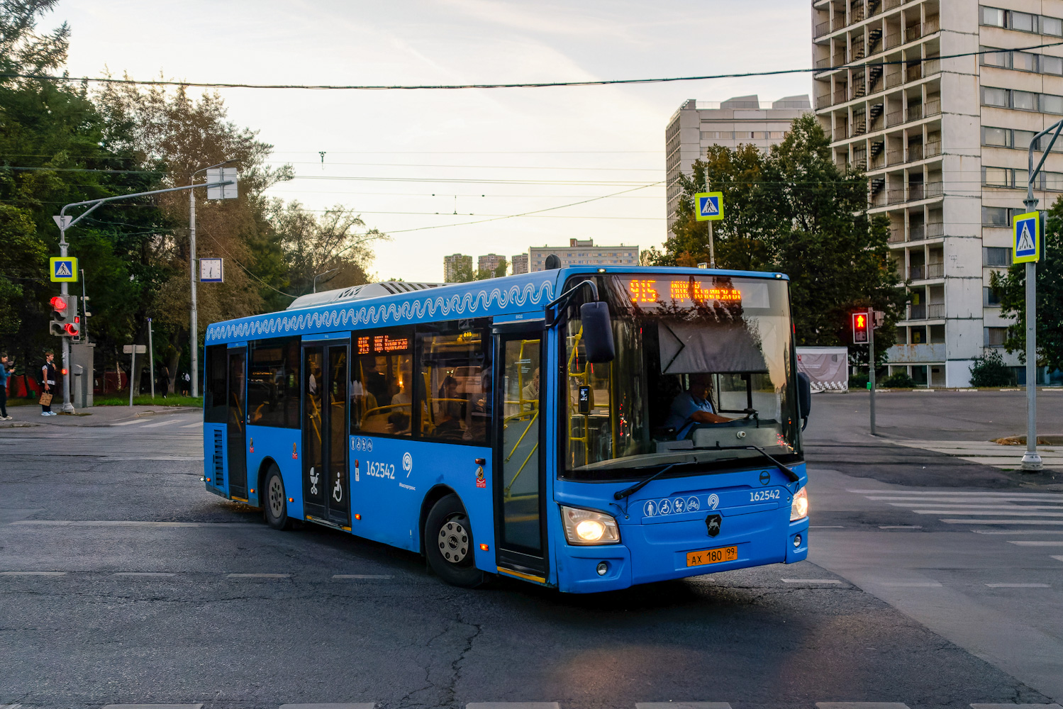 Moskva, LiAZ-4292.60 (1-2-1) č. 162542