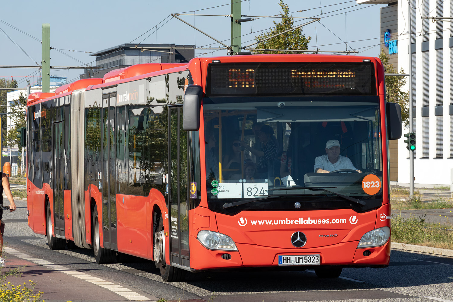 Hamburk, Mercedes-Benz Citaro C2 G č. 1823; Berlín — SEV · S9 / S45 / S46 · Schöneweide <> Flughafen BER / Grünau · 16.09.2024 — 14.10.2024