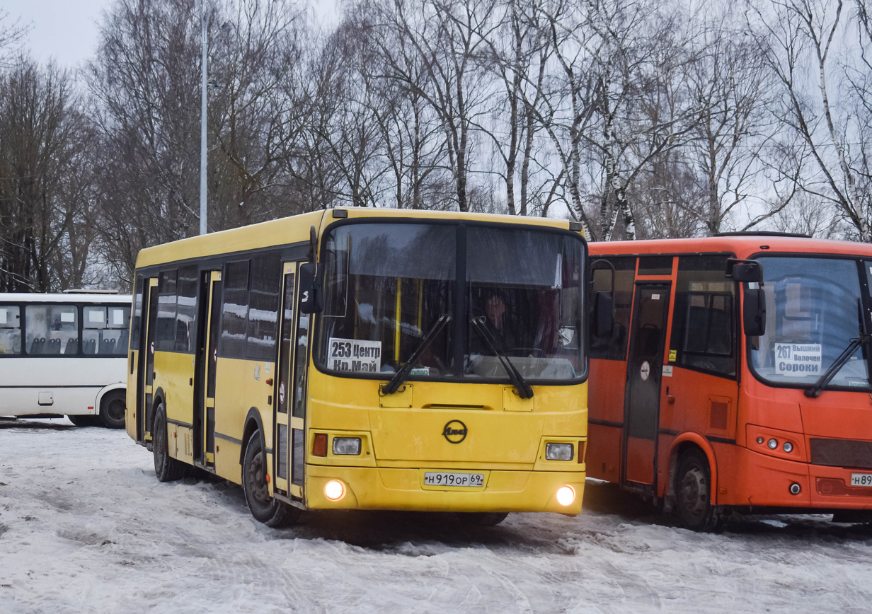 Тверская область, ПАЗ-320412-04 "Вектор" № В 533 СА 69; Тверская область, ЛиАЗ-5256.36 № Н 919 ОР 69