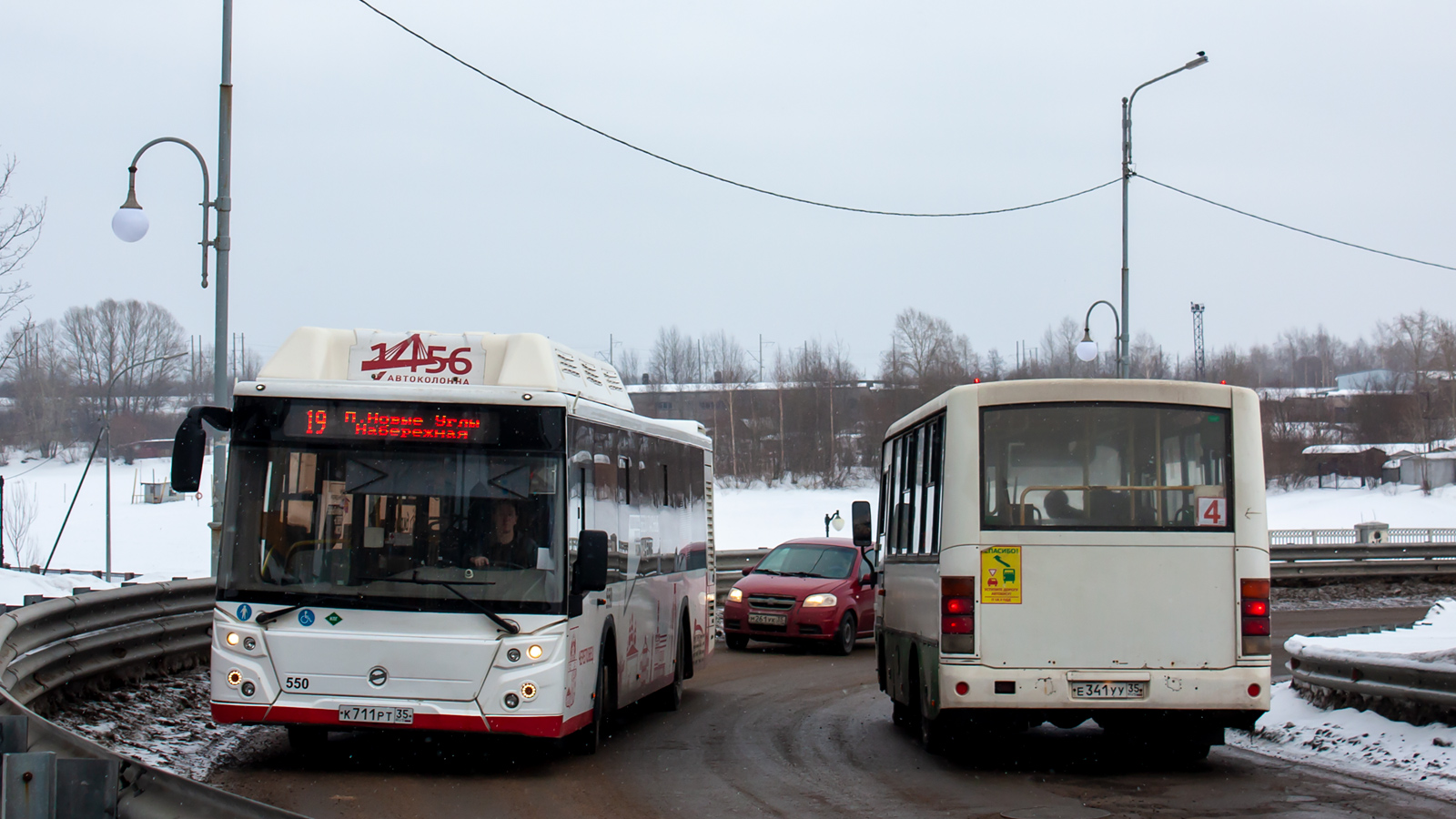 Вологодская область, ЛиАЗ-5292.67 (CNG) № 0550; Вологодская область, ПАЗ-320402-03 № Е 341 УУ 35