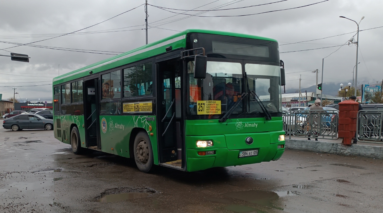 Алматы, Yutong ZK6108HGH № 584 AI 05