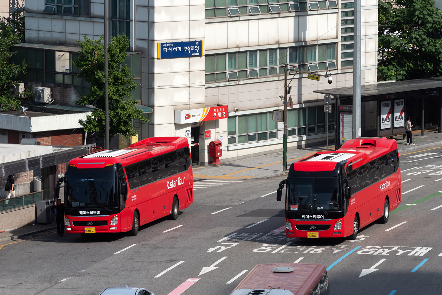 Republic of Korea, Hyundai Universe Xpress Noble č. 경기 74 아 4039; Republic of Korea, Hyundai Universe Space Luxury č. 경기 75 아 6041 Republic of Korea, Hyundai Universe Xpress Noble č. 경기 74 아 4039; Republic of Korea, Hyundai Universe Space Luxury č. 경기 75 아 6041