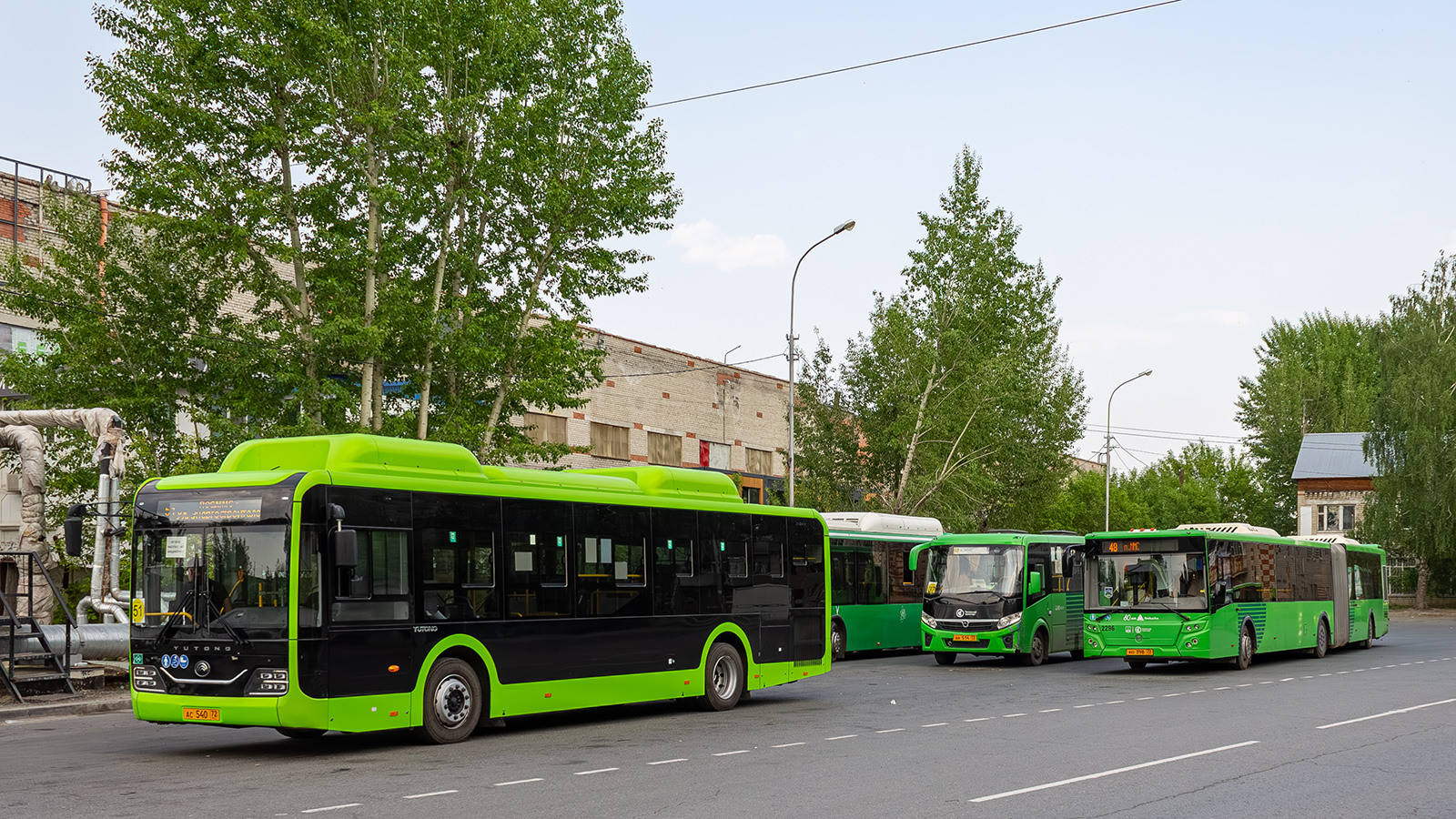 Тюменская область, Yutong ZK6116HG № АС 540 72; Тюменская область, ЛиАЗ-6213.65 № 2296