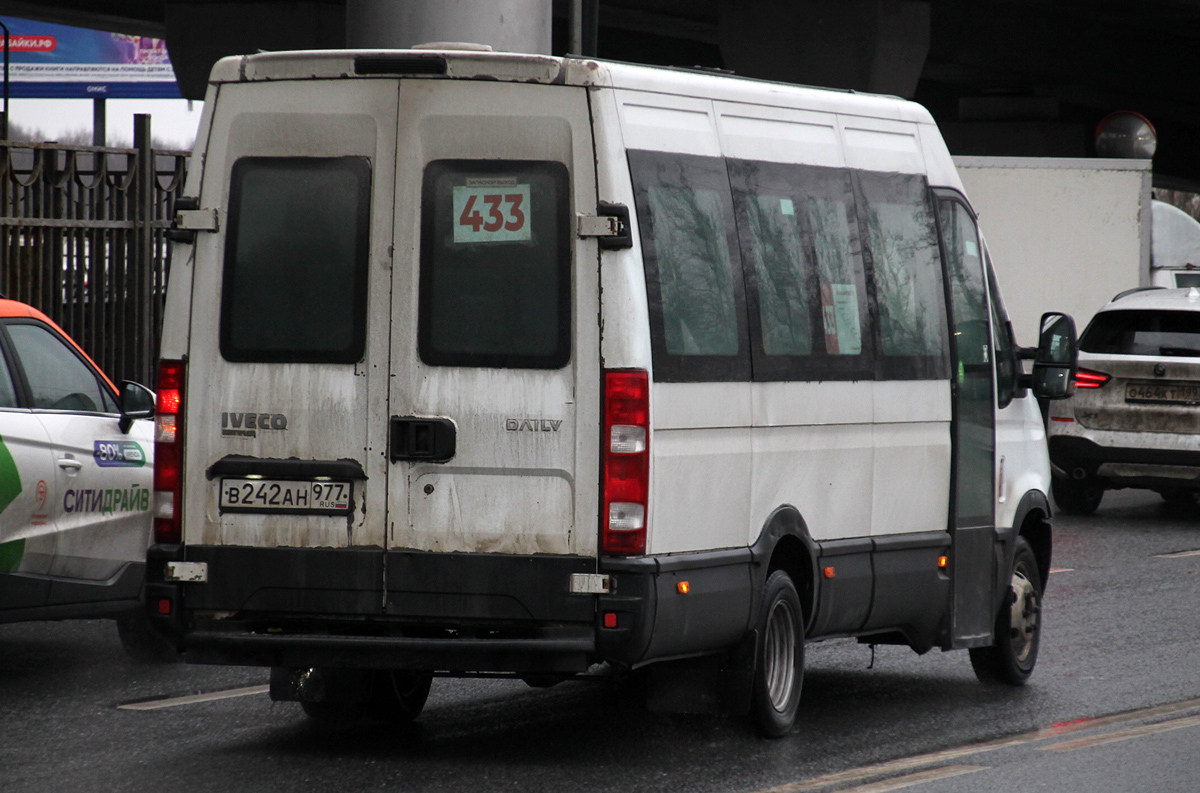 Москва, Нижегородец-2227UU (IVECO Daily) № В 242 АН 977