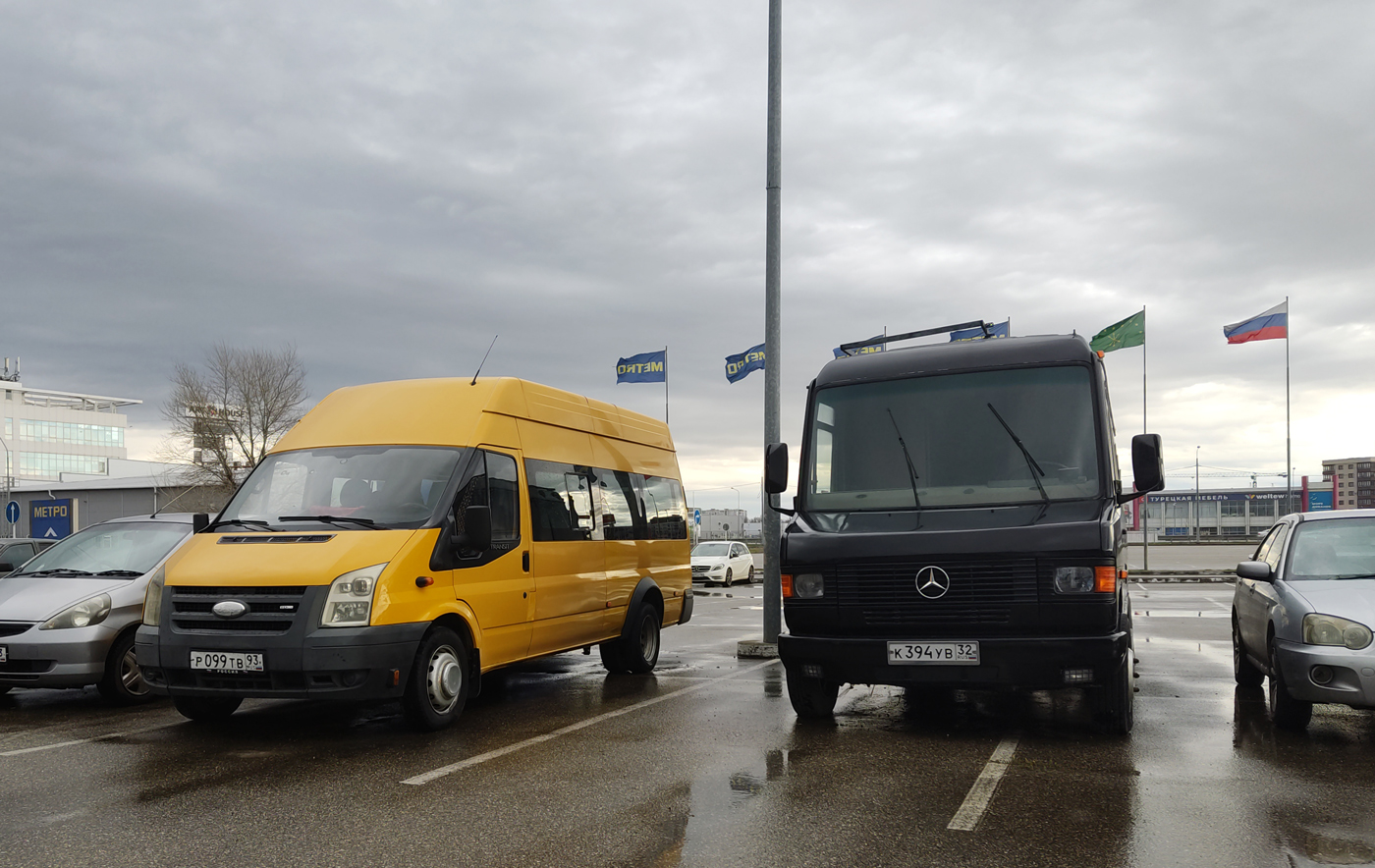 Краснодарский край, Нижегородец-222702 (Ford Transit) № Р 099 ТВ 93; Брянская область, Mercedes-Benz T2 711D № К 394 УВ 32