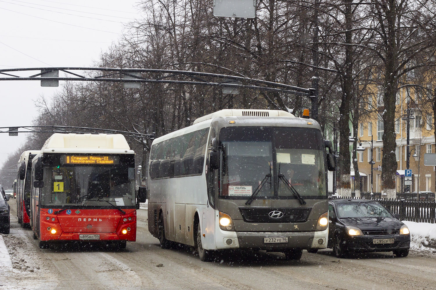 Пермский край, ЛиАЗ-5292.67 (CNG) № Н 895 ВО 159; Свердловская область, Hyundai Universe Xpress Noble № 86
