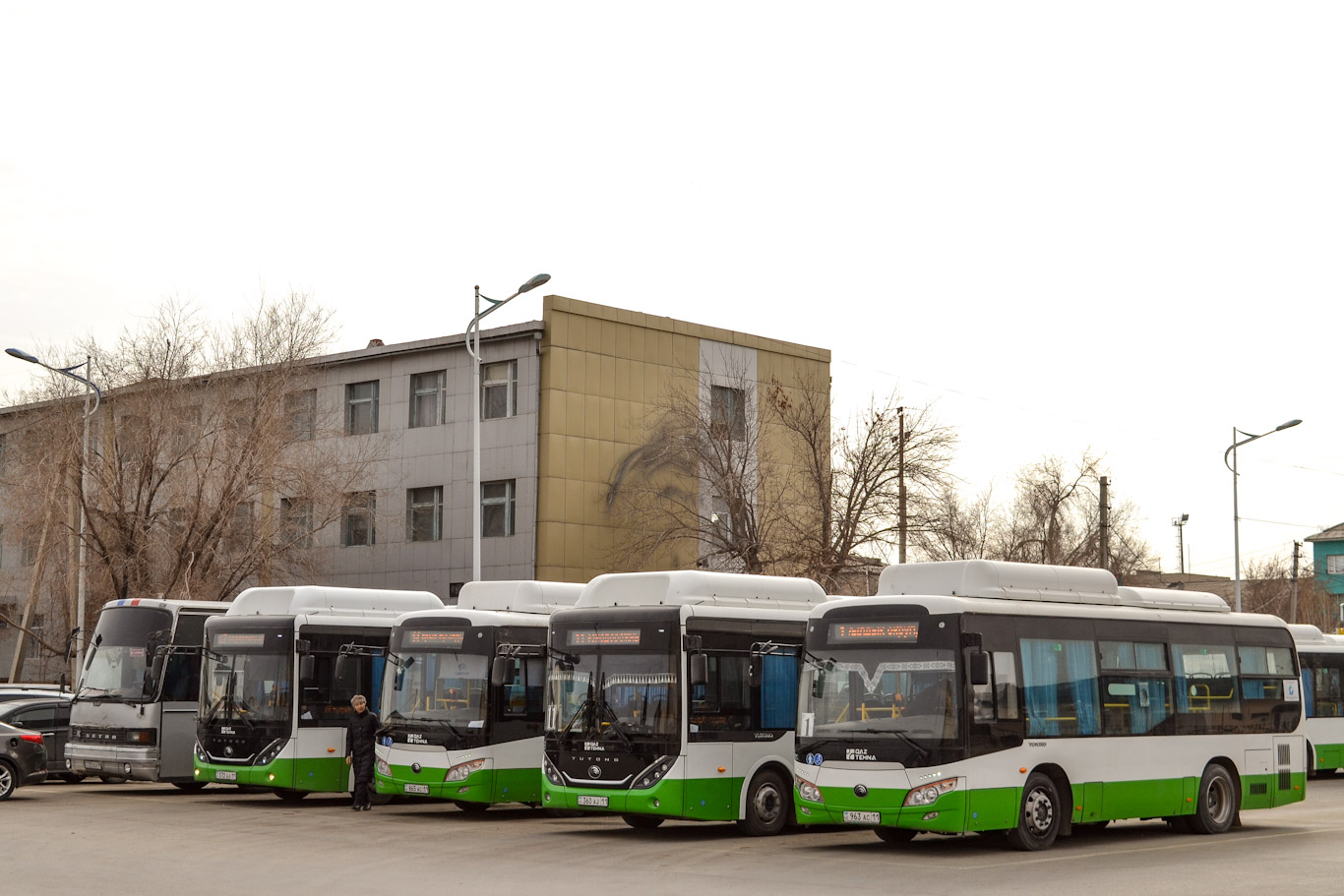 Кызылординская область, Setra S215HD № 725 ZDA 11; Кызылординская область, Yutong ZK6852HG (QazTehna) № 963 AC 11