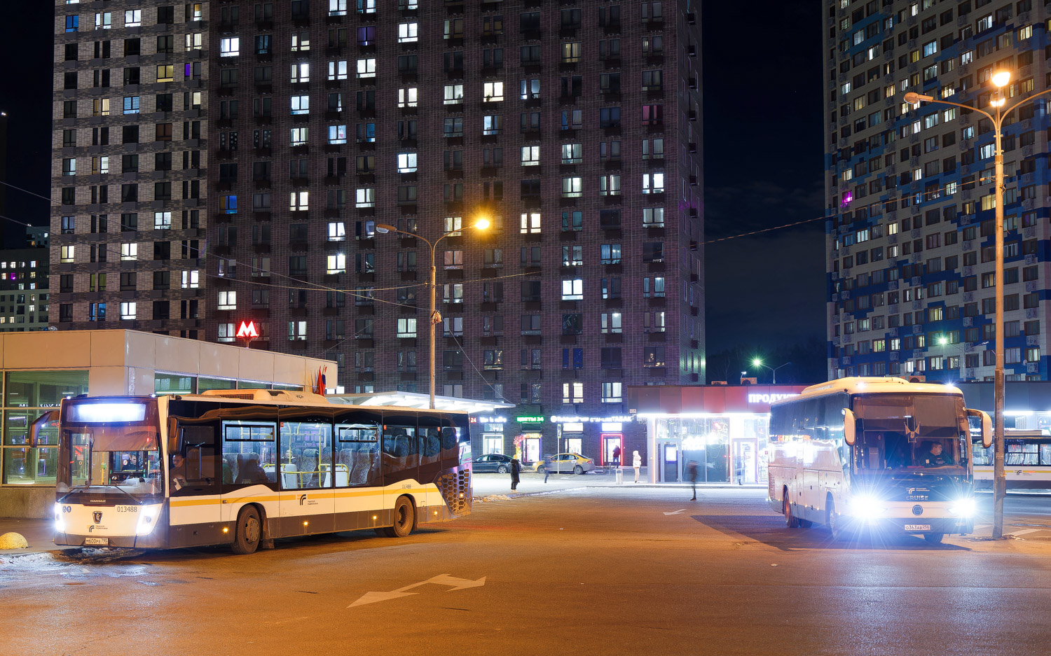 Московская область, НефАЗ-5299-31-52 № 013488; Московская область, Foton BJ6122U8MKB-A2 № 015812