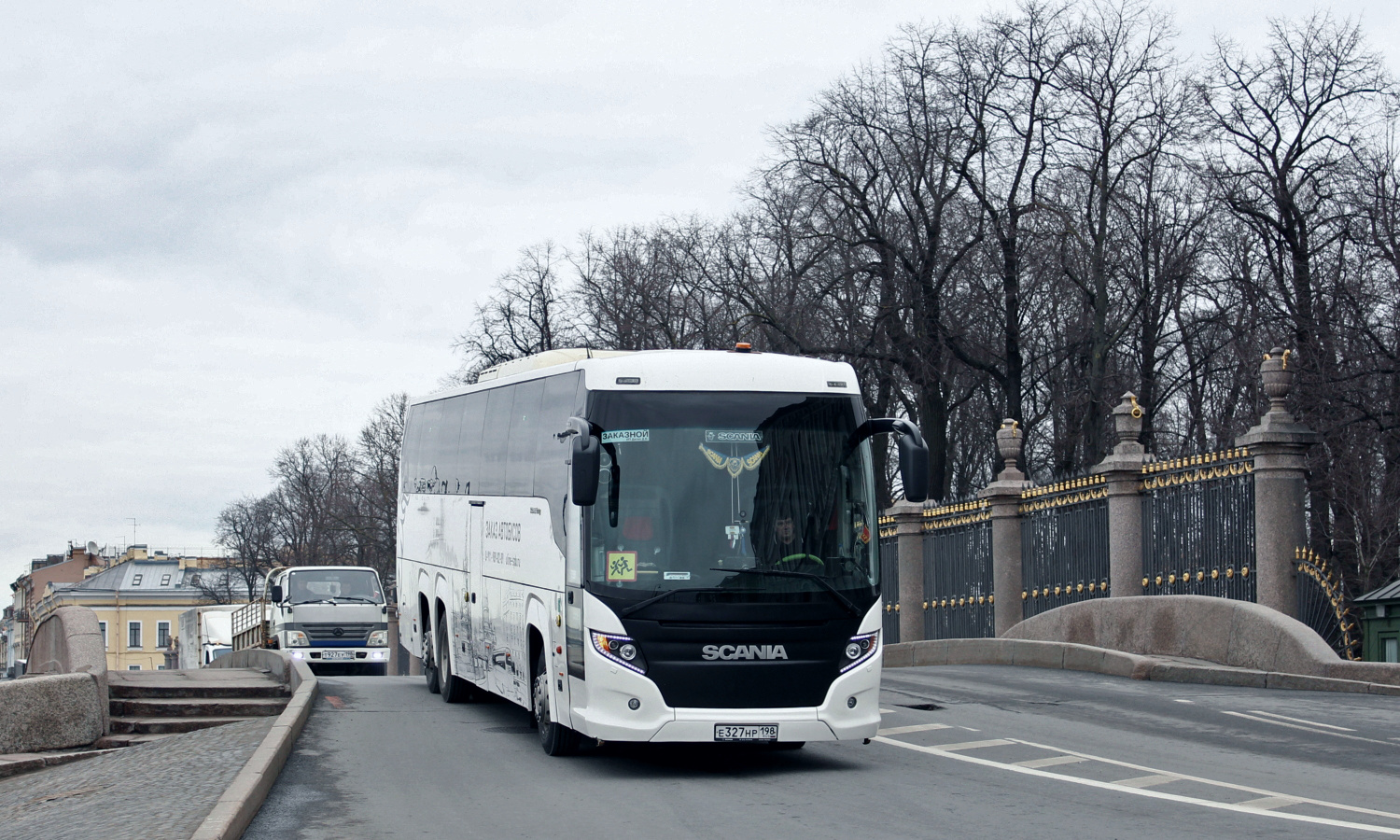 Petrohrad, Scania Touring HD 13.7 č. Е 327 НР 198