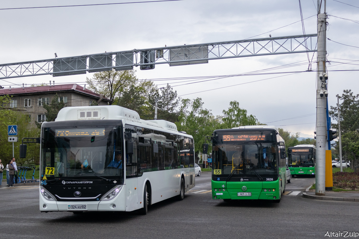 Алматы, Yutong ZK6128HG (СарыаркаАвтоПром) № 324 AG 02; Алматы, Golden Dragon XML6125CN (Hyundai Trans Auto) № 3826