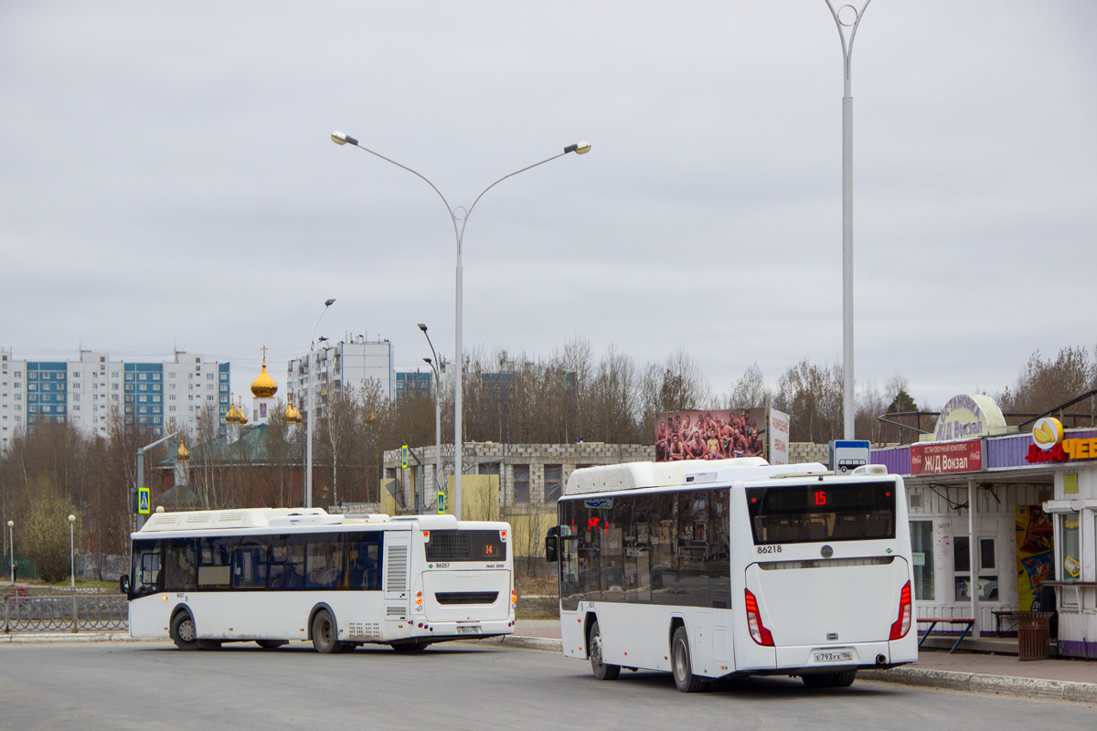 Ханты-Мансийский АО, ЛиАЗ-5292.67 (CNG) № 86257; Ханты-Мансийский АО, Lotos-105C02 № 86218; Ханты-Мансийский АО — Автобусные вокзалы, станции и конечные остановки; Ханты-Мансийский АО — Разные фотографии