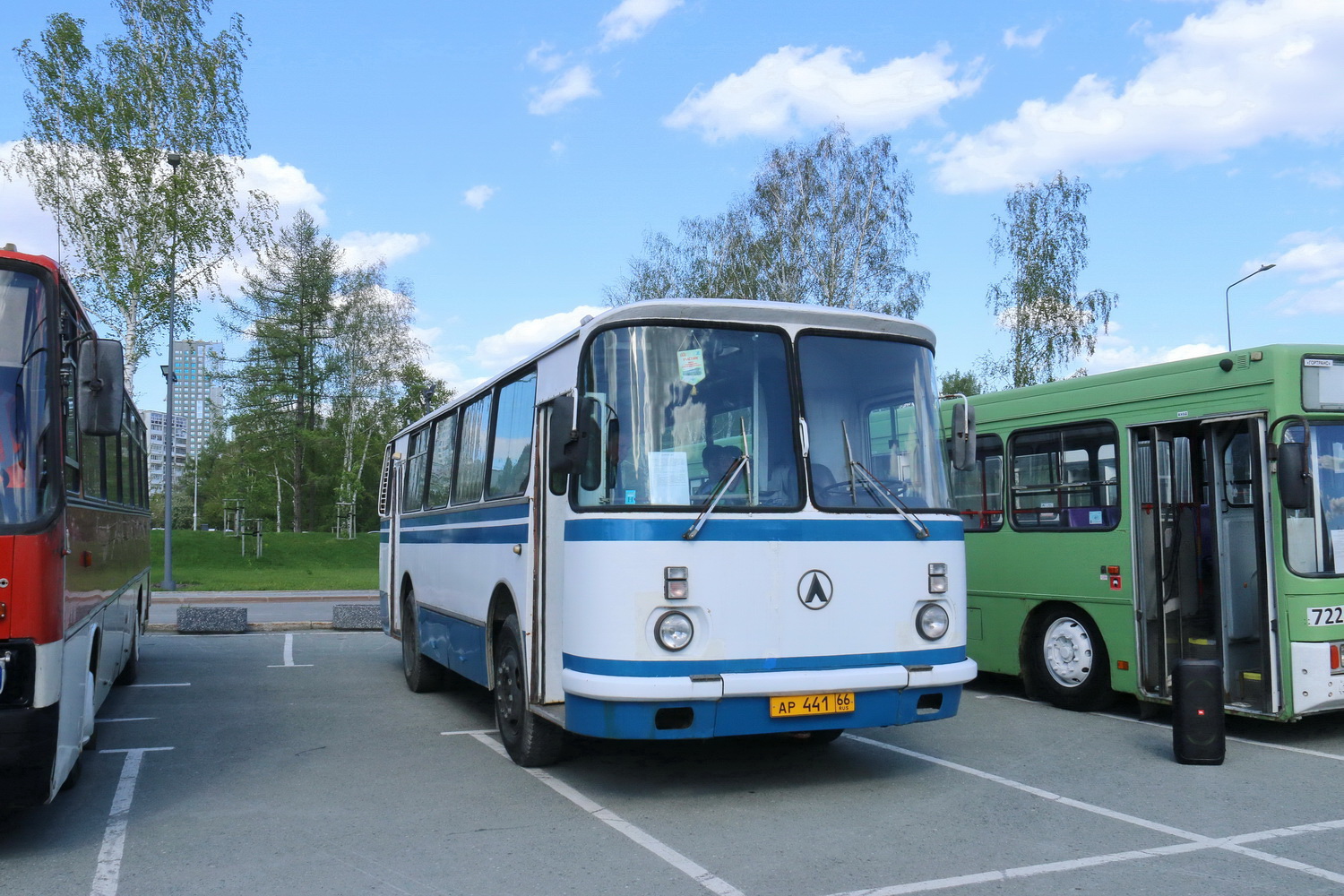 Свердловская область, Ikarus 256.74 № У 206 ТР 86; Свердловская область, ЛАЗ-695Н № АР 441 66