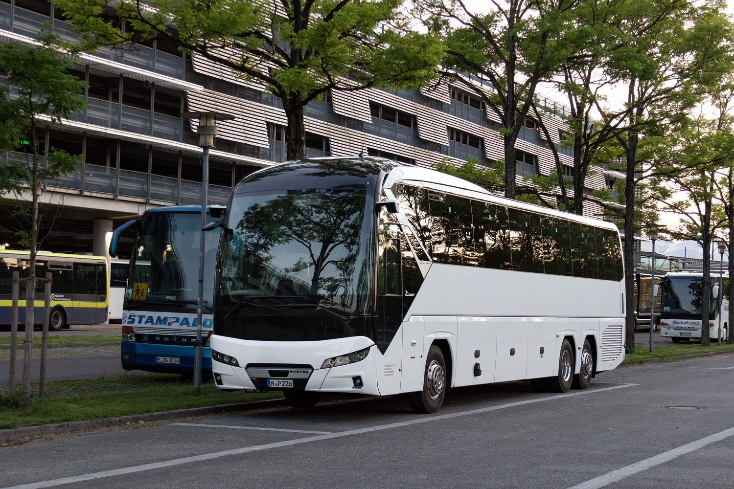 Бавария, Neoplan P22 N2216/3SHDL Tourliner L № M-P 226