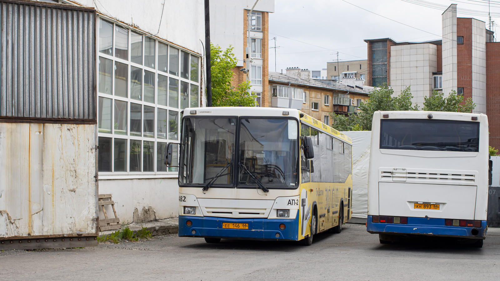 Свердловская область, НефАЗ-5299-20-32 № 482; Свердловская область, НефАЗ-5299-30-32 № 1882