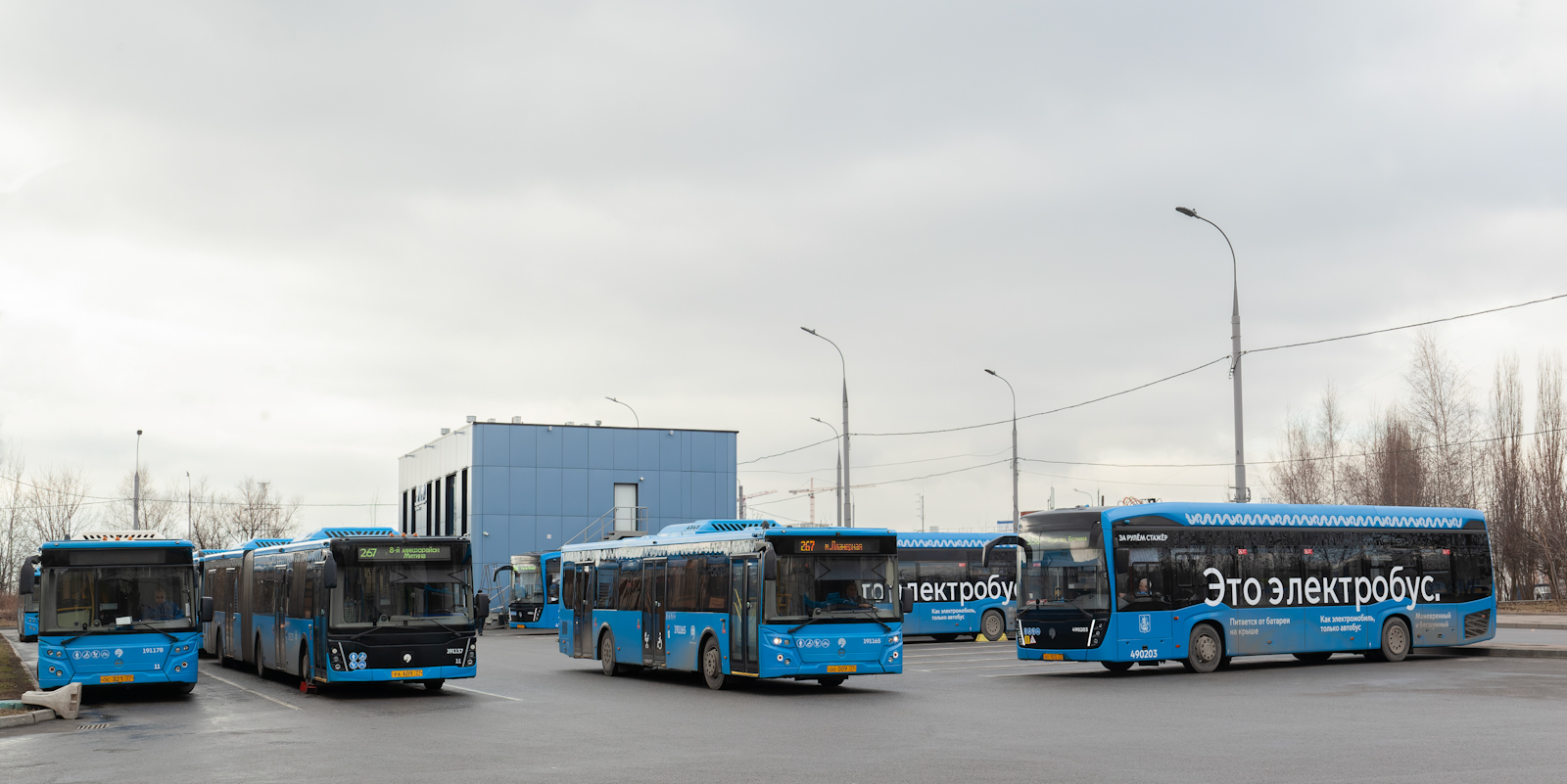 Москва, ЛиАЗ-5292.65 № 191165; Москва, КАМАЗ-6282 № 490203; Москва — Автобусные вокзалы, станции и конечные остановки