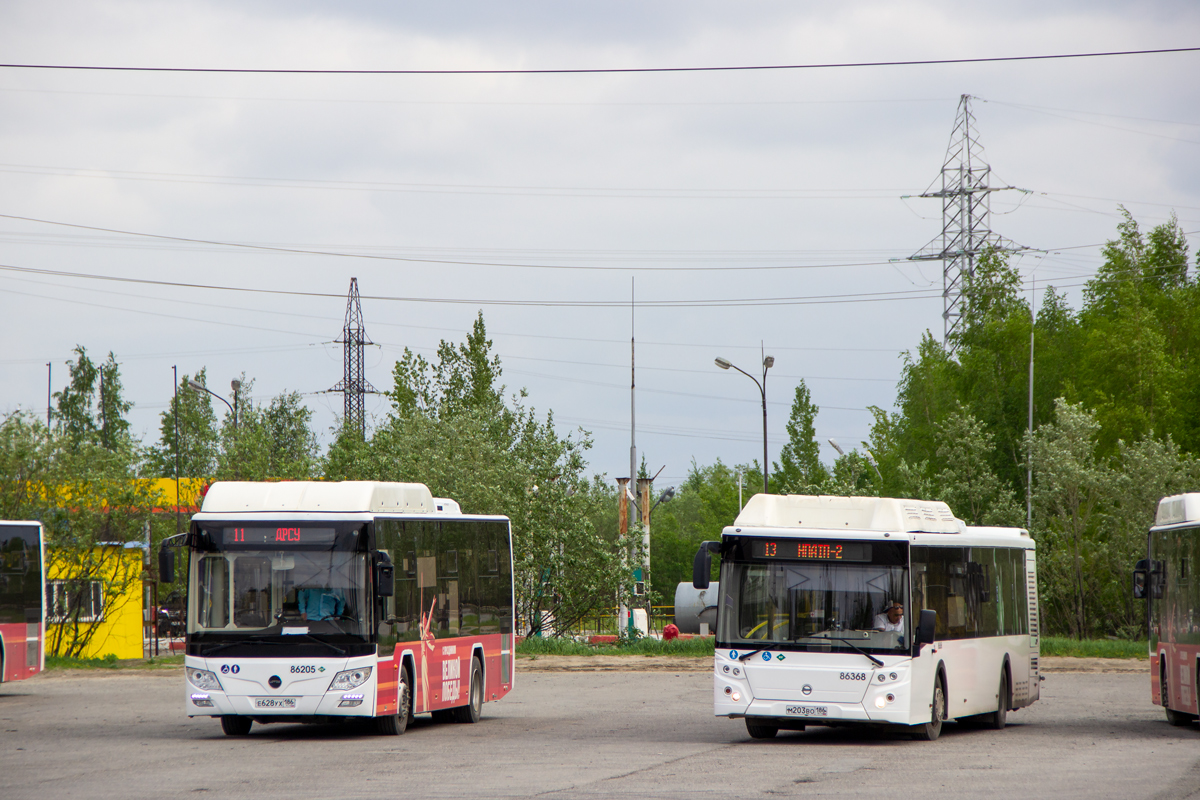 Ханты-Мансийский АО, Lotos-105C02 № 86205; Ханты-Мансийский АО, ЛиАЗ-5292.67 (CNG) № 86368; Ханты-Мансийский АО — Автобусные вокзалы, станции и конечные остановки