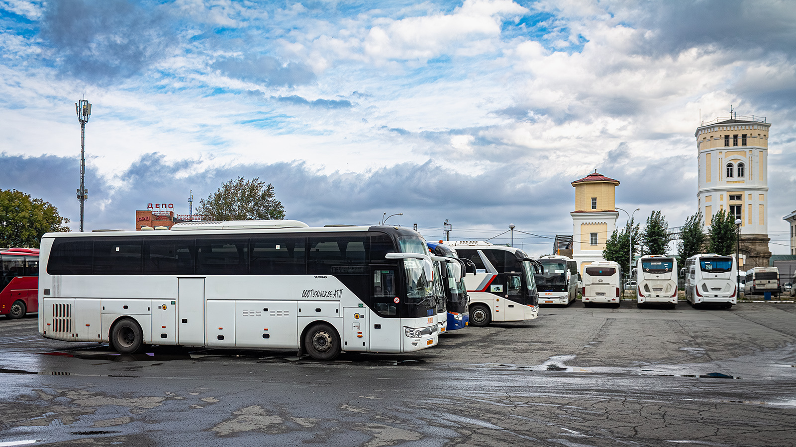 Свердловская область, Yutong ZK6122H9 № КО 005 66; Свердловская область, King Long XMQ6129Y № А 784 АВ 196; Челябинская область, Hyundai Universe Space Luxury № О 297 КВ 774; Свердловская область — Автовокзалы, конечные станции и остановки